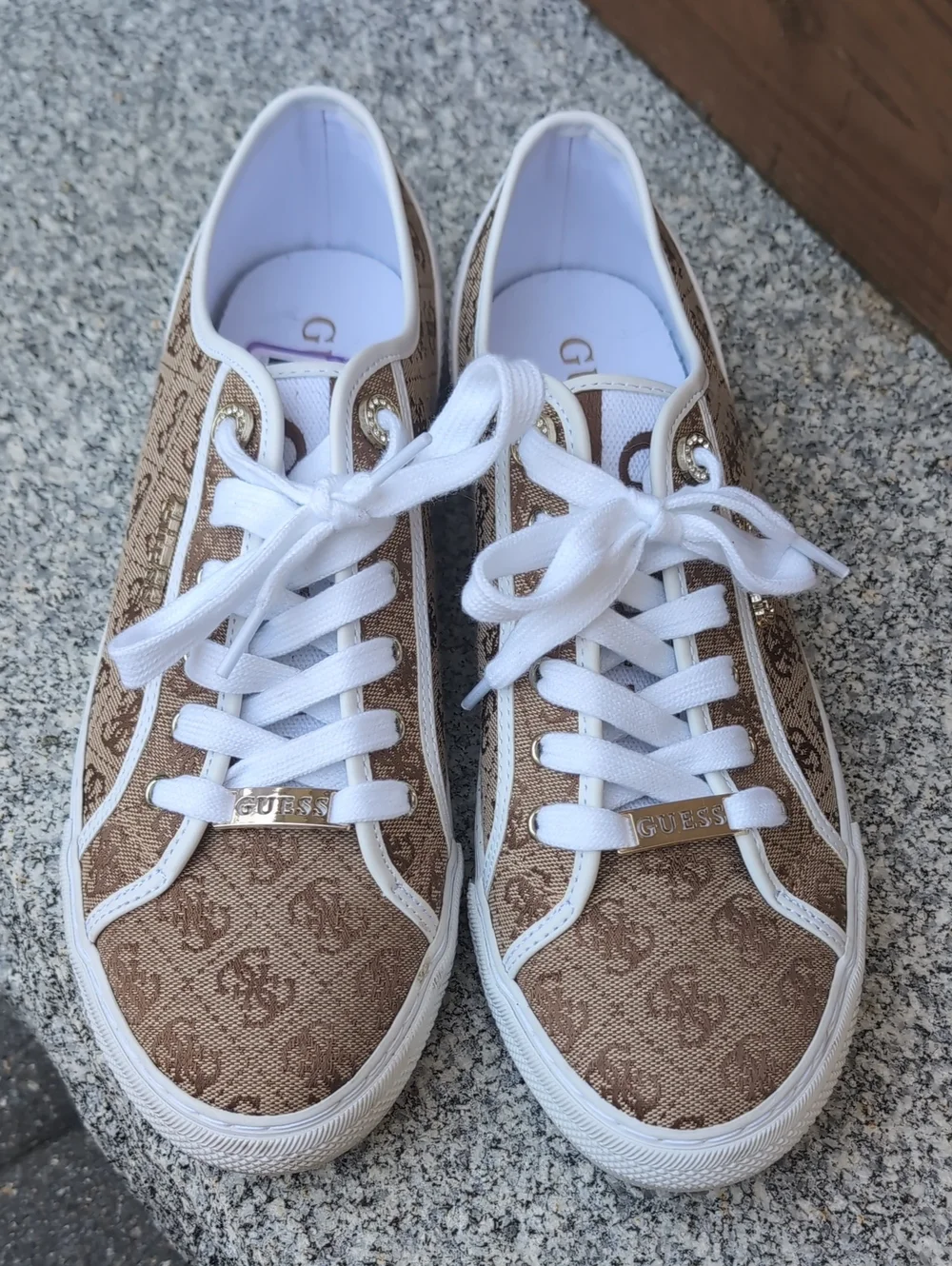 Guess low top